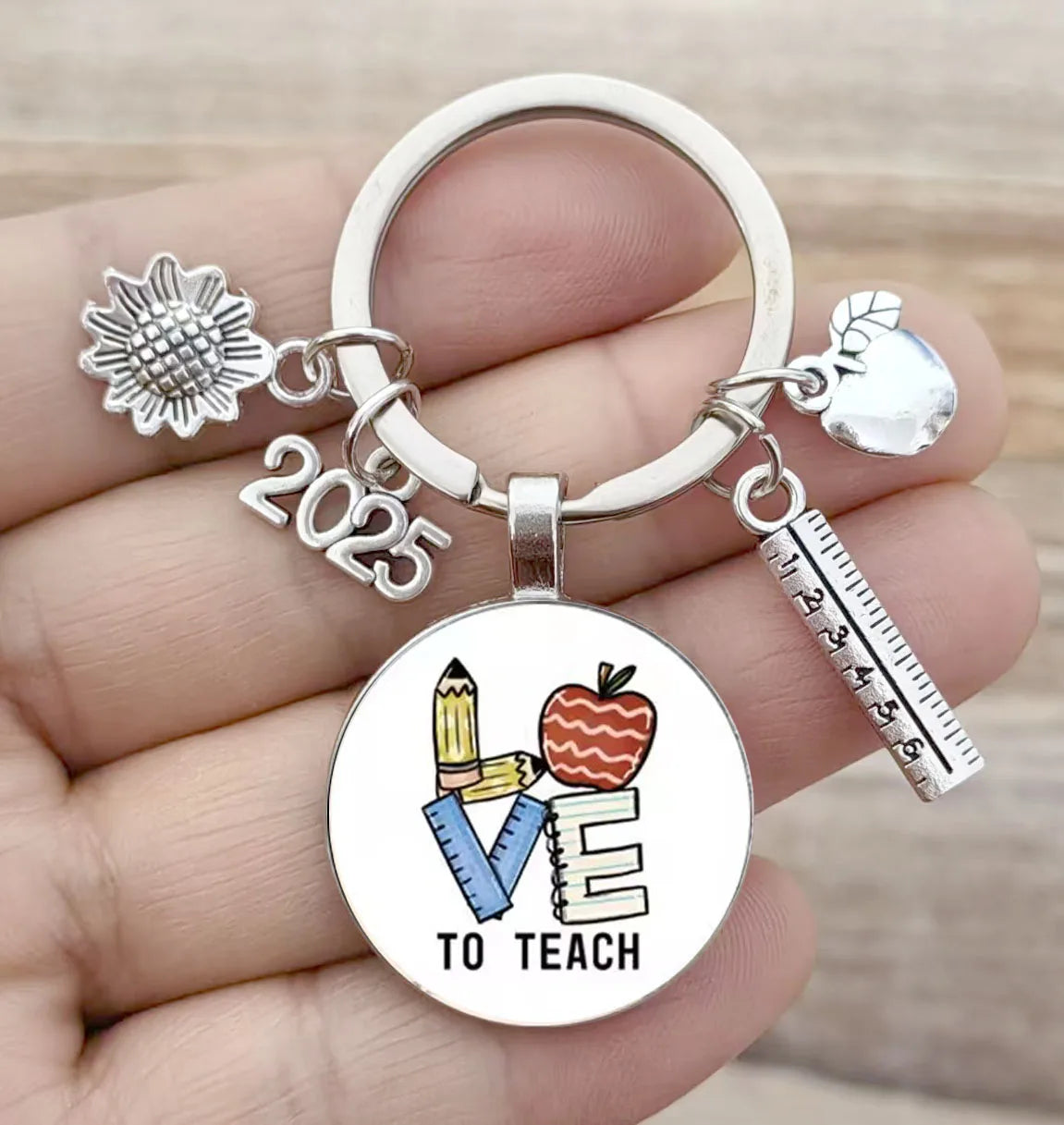 In 2025, the Christian Brotherhood will include humans and Muslims, sunbathing, Manzana coral, arches, cafes, and Master Phyllis