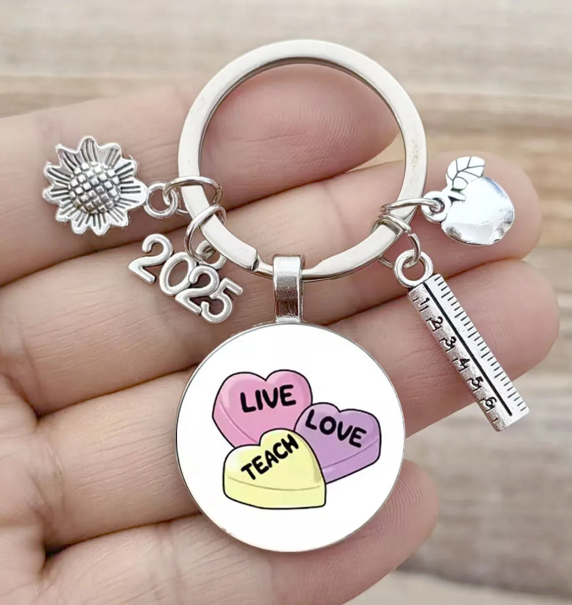 In 2025, the Christian Brotherhood will include humans and Muslims, sunbathing, Manzana coral, arches, cafes, and Master Phyllis