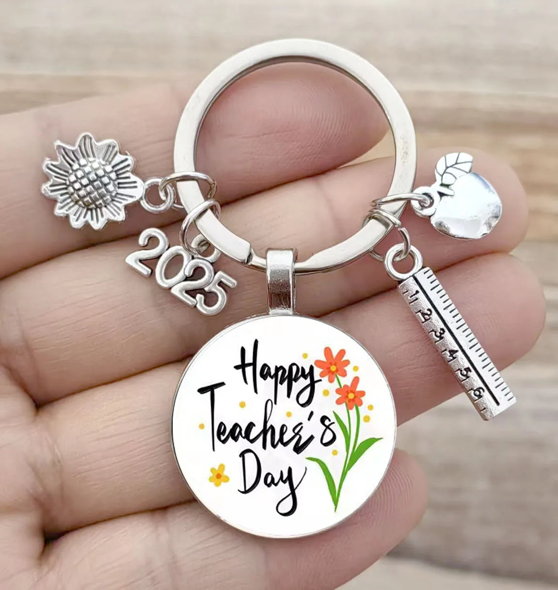 In 2025, the Christian Brotherhood will include humans and Muslims, sunbathing, Manzana coral, arches, cafes, and Master Phyllis