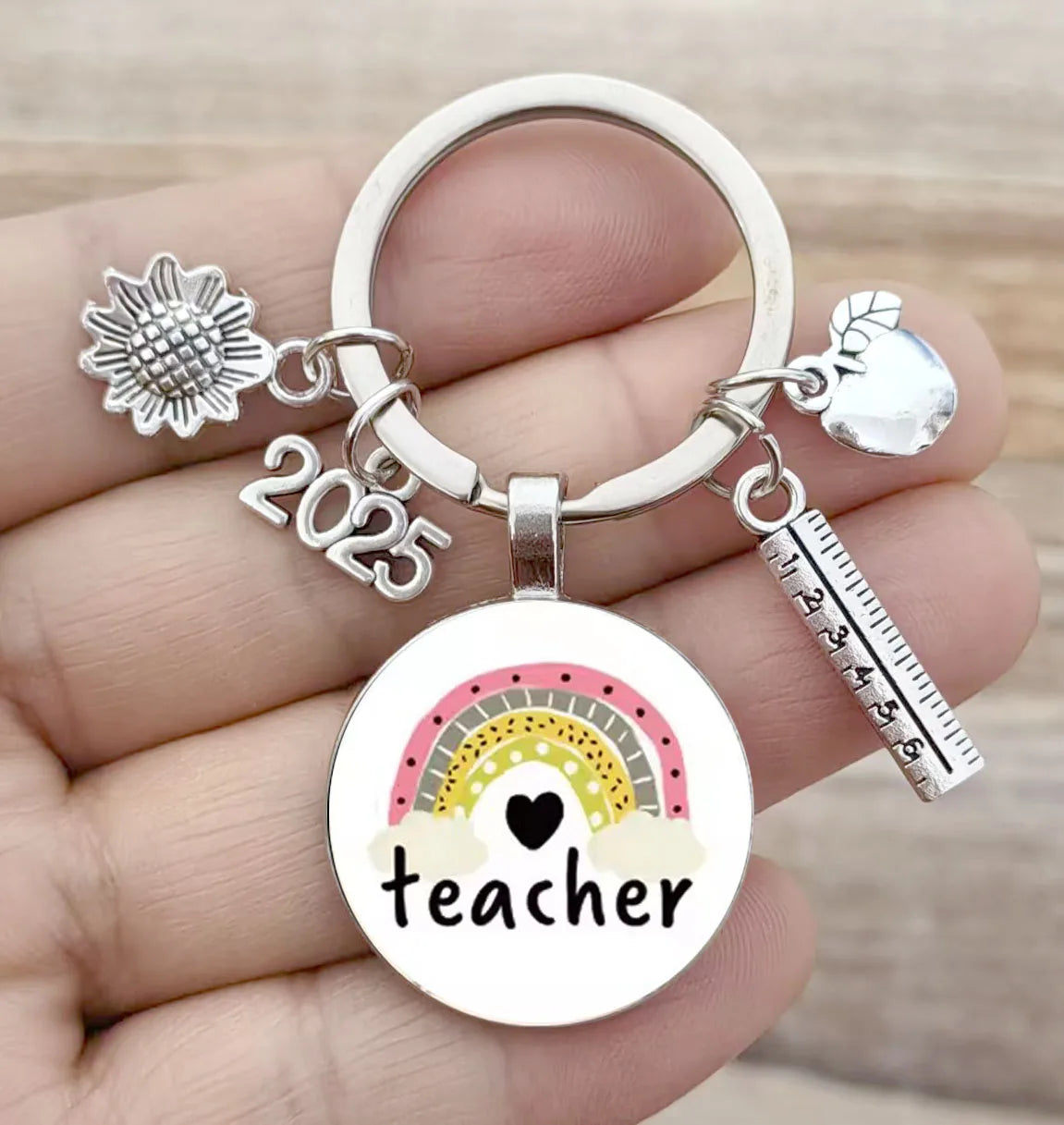 In 2025, the Christian Brotherhood will include humans and Muslims, sunbathing, Manzana coral, arches, cafes, and Master Phyllis